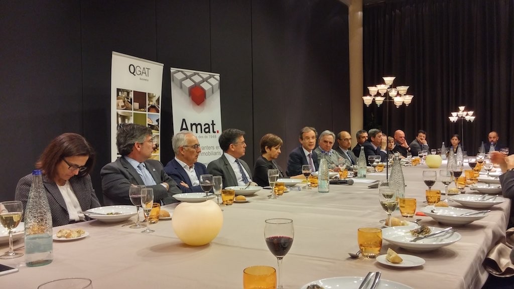 Prof. Jordi Gual, sixth from the left, speaking at a dinner for real estate professionals organised by Amat Immobiliaris