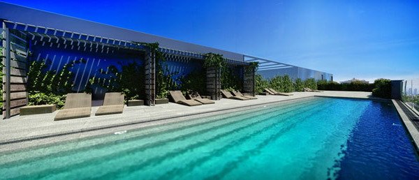 Prime property in Madrid with communal facilities that are affected by holiday rentals.