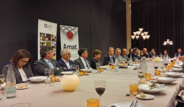 Prof. Jordi Gual, sixth from the left, speaking at a dinner for real estate professionals organised by Amat Immobiliaris