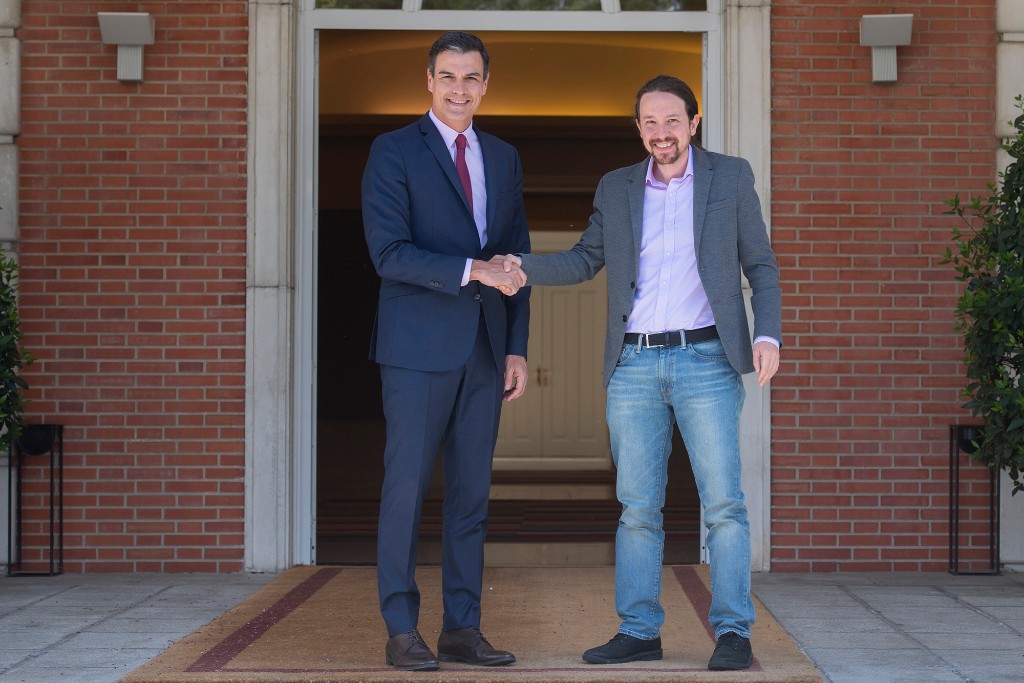 Acting President Pedro Sánchez (left) meets Podemos General Secretary Pablo Iglesias