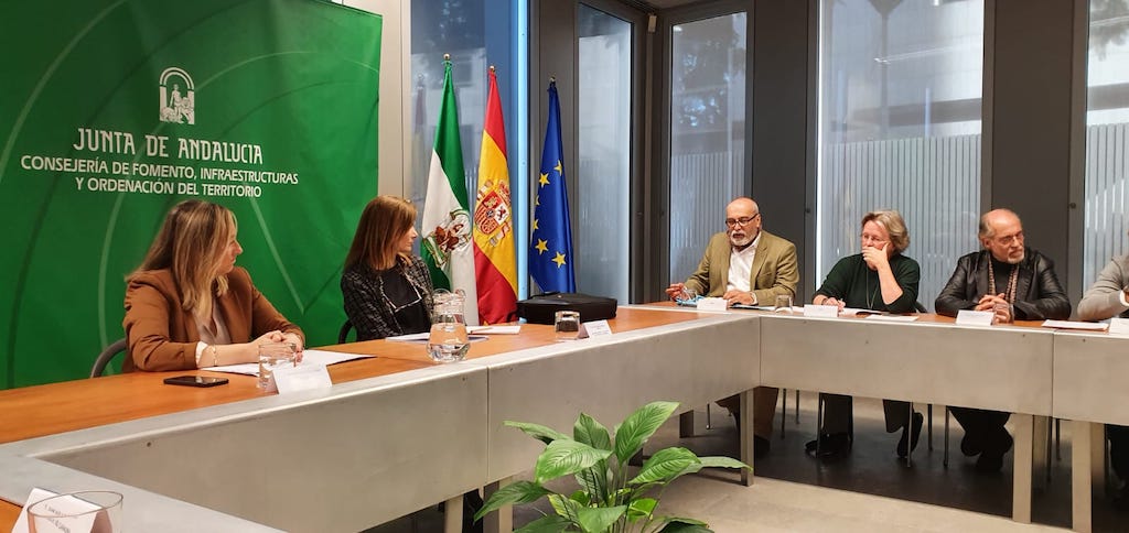 Andalusian Minister for Development and Territorial Planning, Marifrán Carazo (left), and the Director General of Planning, María del Carmen Campagni (right), meeting with representatives from the AUAN homeowners’ association (far right).