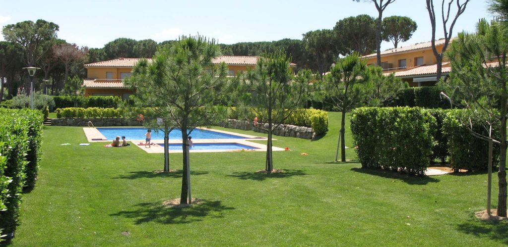 community of owner swimming pool spain spanish condominium pool homeowners association